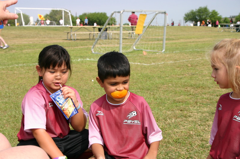 2006/10(October)/Soccer-FireCrackers-Dax/800x600_2006-10-Firecrackers-Soccer-11-Lauren-Avi-Lindsey.JPG
