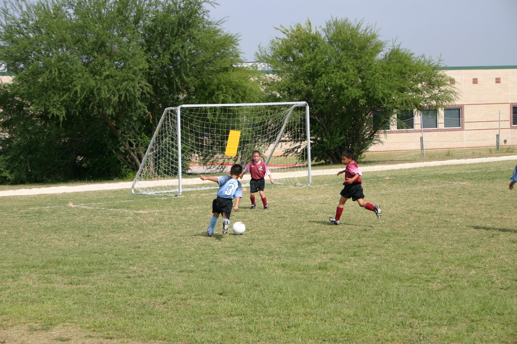 2006/10(October)/Soccer-TigerSharks-Chance/1024x768_2006-10-TigerSharks-Soccer-29-Juan.JPG
