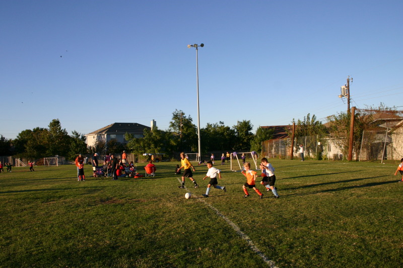 2006/10(October)/Soccer-TigerSharks-Chance/800x600_2006-10-28-Chance-Soccer-3v3-tourney-51-Juan-Brandon.JPG