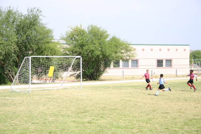 2006/10(October)/Soccer-TigerSharks-Chance/800x600_2006-10-TigerSharks-Soccer-31-Paul.JPG