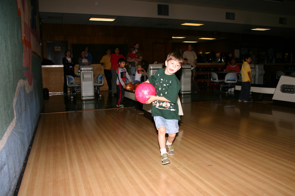 2006/11(November)/FireCracker-soccer-party/2006-11-19-FireCracker-bowling-party-01-Dax.JPG