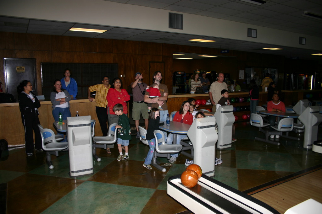 2006/11(November)/FireCracker-soccer-party/1024x768_2006-11-19-FireCracker-bowling-party-04.JPG