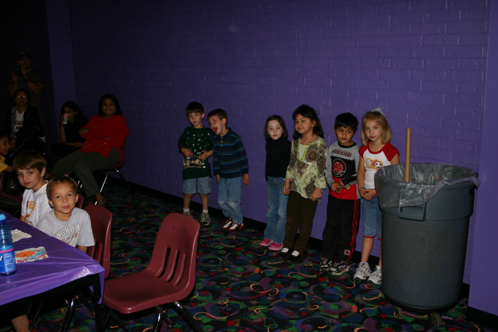 2006-11-19-FireCracker-bowling-party-07-Dax-Amanda-Audrey-Andrew-Lauren-Lindsay.JPG