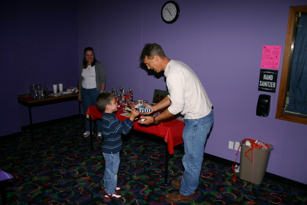 2006/11(November)/FireCracker-soccer-party/1024x768_2006-11-19-FireCracker-bowling-party-08-Andrew.JPG