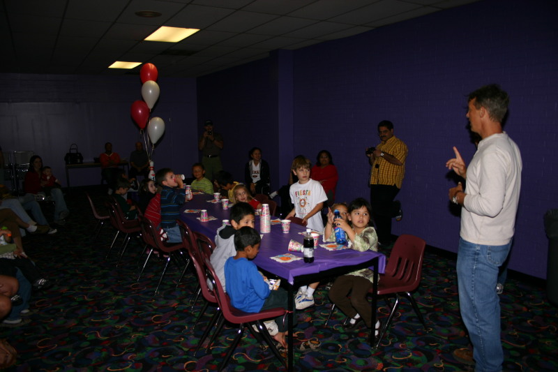 2006/11(November)/FireCracker-soccer-party/800x600_2006-11-19-FireCracker-bowling-party-05.JPG