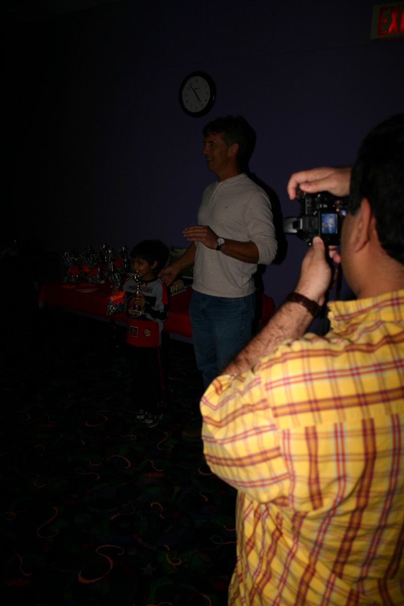 2006/11(November)/FireCracker-soccer-party/800x600_2006-11-19-FireCracker-bowling-party-10-Avi.JPG