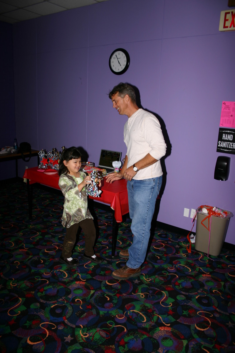2006/11(November)/FireCracker-soccer-party/800x600_2006-11-19-FireCracker-bowling-party-13-Lauren.JPG