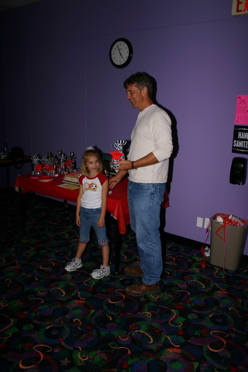 2006/11(November)/FireCracker-soccer-party/800x600_2006-11-19-FireCracker-bowling-party-15-Lindsay.JPG