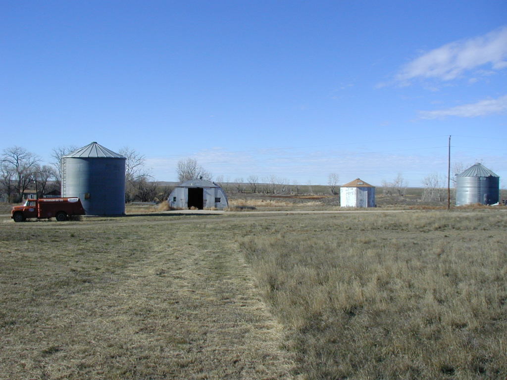 2006/11(November)/SD-Hunting/1024x768_2006-11-08-SD-Hunting-15-cabin.JPG