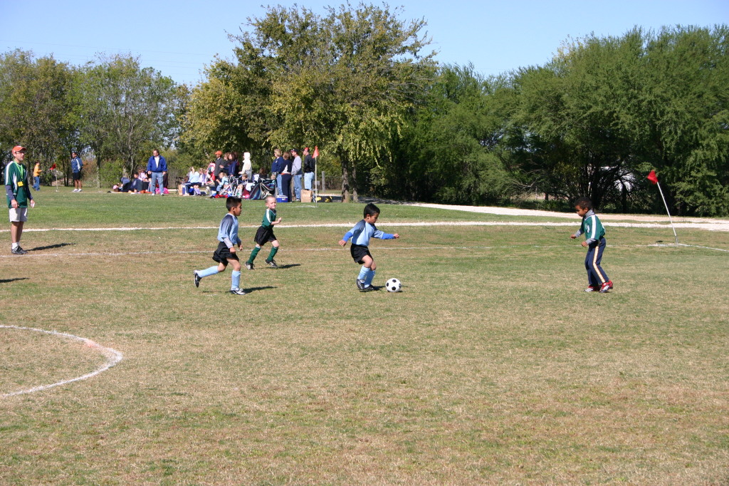 2006/11(November)/Soccer-TigerSharks-Chance/1024x768_2006-11-11-TigerSharks-soccer-04-Juan-Sam.JPG