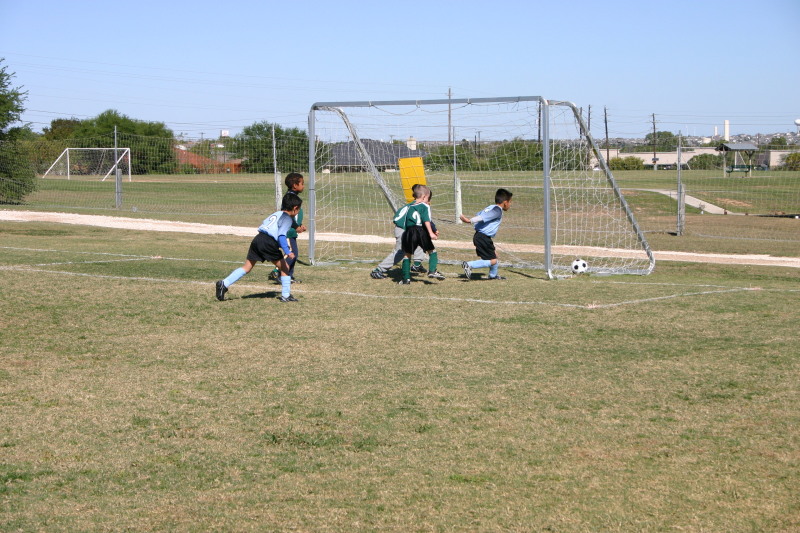2006/11(November)/Soccer-TigerSharks-Chance/800x600_2006-11-11-TigerSharks-soccer-07-Juan-Sam.JPG