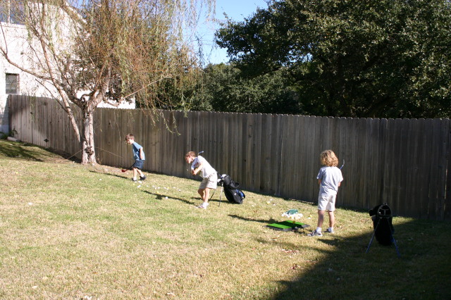 2006/11(November)/Thanksgiving/640x480_2006-11-23-ThanksGiving-02-Dax-Chance-Vale-golfing.JPG