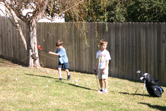 2006/11(November)/Thanksgiving/640x480_2006-11-23-ThanksGiving-04-Dax-Chance-golfing.JPG