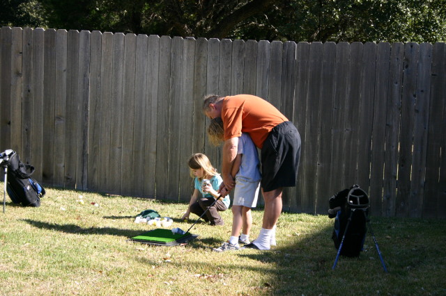2006/11(November)/Thanksgiving/640x480_2006-11-23-ThanksGiving-05-Kyla-Vale-golfing-Jim.JPG