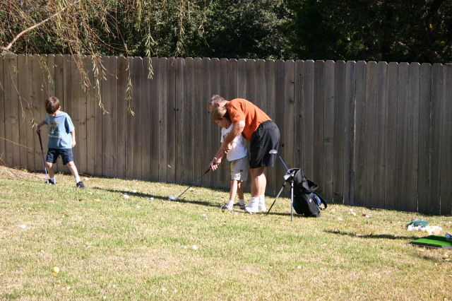2006/11(November)/Thanksgiving/640x480_2006-11-23-ThanksGiving-08-Dax-Chance-Jim-golfing.JPG