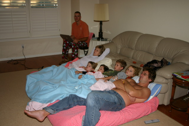 2006/11(November)/Thanksgiving/640x480_2006-11-23-ThanksGiving-18-Travis-Janeen-Kyla-Dax-Chance-Vale-Justin.JPG