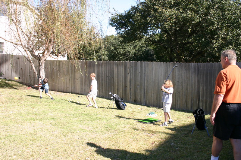 2006/11(November)/Thanksgiving/800x600_2006-11-23-ThanksGiving-03-Dax-Chance-Vale-golfing-Jim.JPG