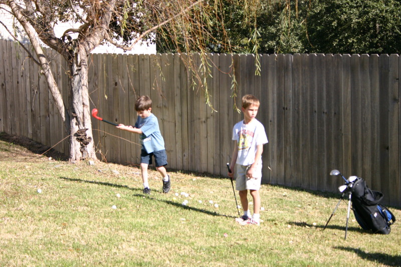 2006/11(November)/Thanksgiving/800x600_2006-11-23-ThanksGiving-04-Dax-Chance-golfing.JPG