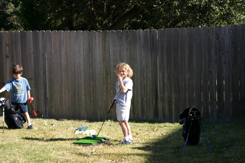 2006/11(November)/Thanksgiving/800x600_2006-11-23-ThanksGiving-06-Dax-Vale-golfing.JPG