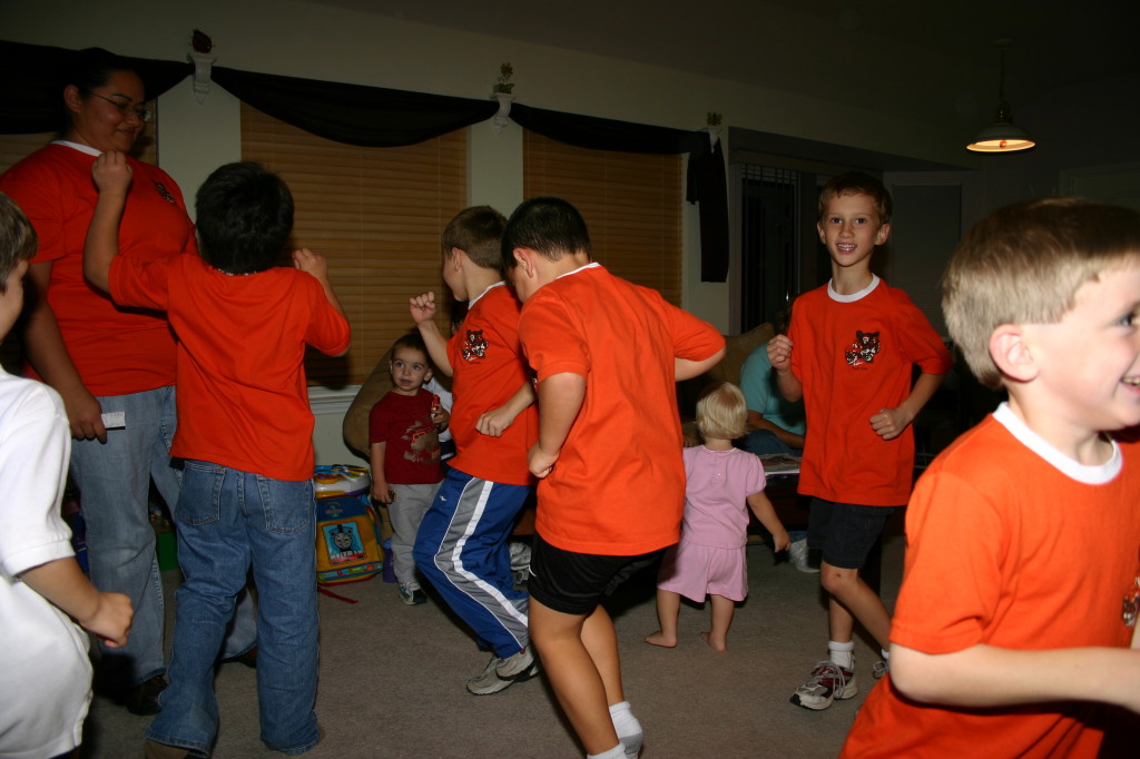 2006/11(November)/TigerScouts/1024x768_2006-11-14-TigerScouts-Den1-11-running.JPG