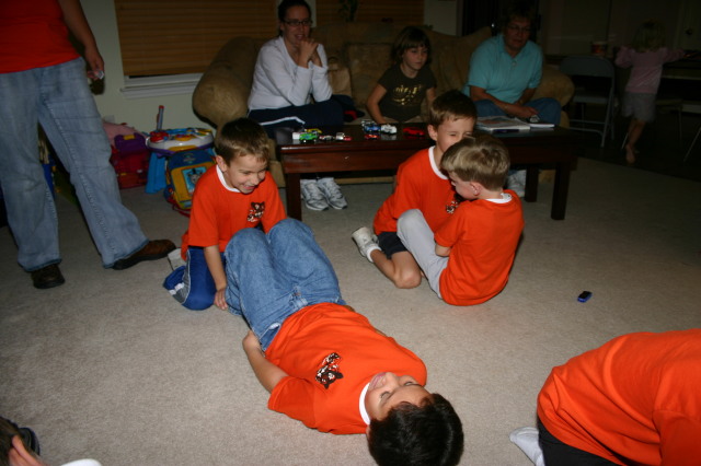 2006/11(November)/TigerScouts/640x480_2006-11-14-TigerScouts-Den1-08-situps.JPG