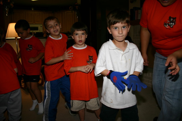 2006-11-14-TigerScouts-Den1-14-glove-gum-game.JPG