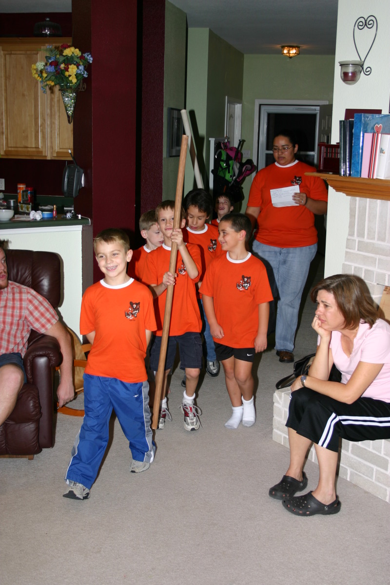 2006/11(November)/TigerScouts/2006-11-14-TigerScouts-Den1-01-flag-ceremony-Andrew-Chance-Daniel.JPG