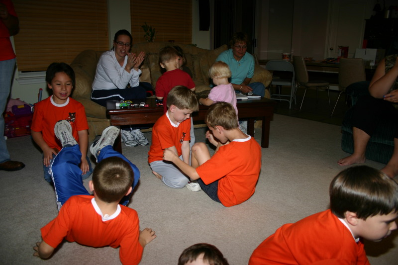 2006/11(November)/TigerScouts/800x600_2006-11-14-TigerScouts-Den1-09-situps.JPG