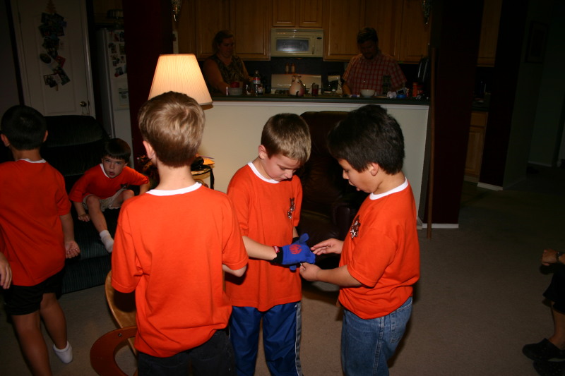2006-11-14-TigerScouts-Den1-18-glove-gum-game.JPG