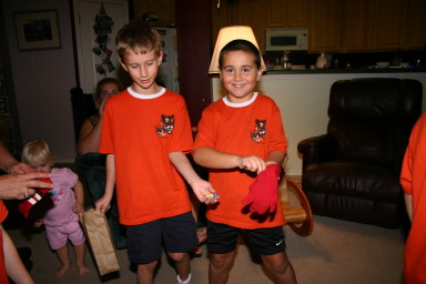 2006-11-14-TigerScouts-Den1-15-glove-gum-game.JPG