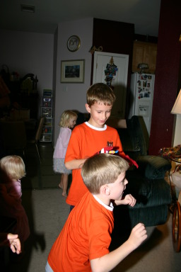 2006-11-14-TigerScouts-Den1-16-glove-gum-game.JPG
