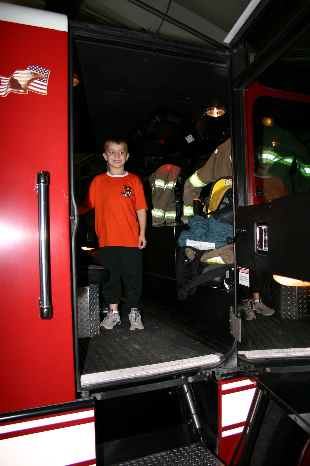 2006/11(November)/Tigercubs-firehouse/1024x768_2006-11-21-TigerScouts-firehouse-09.JPG
