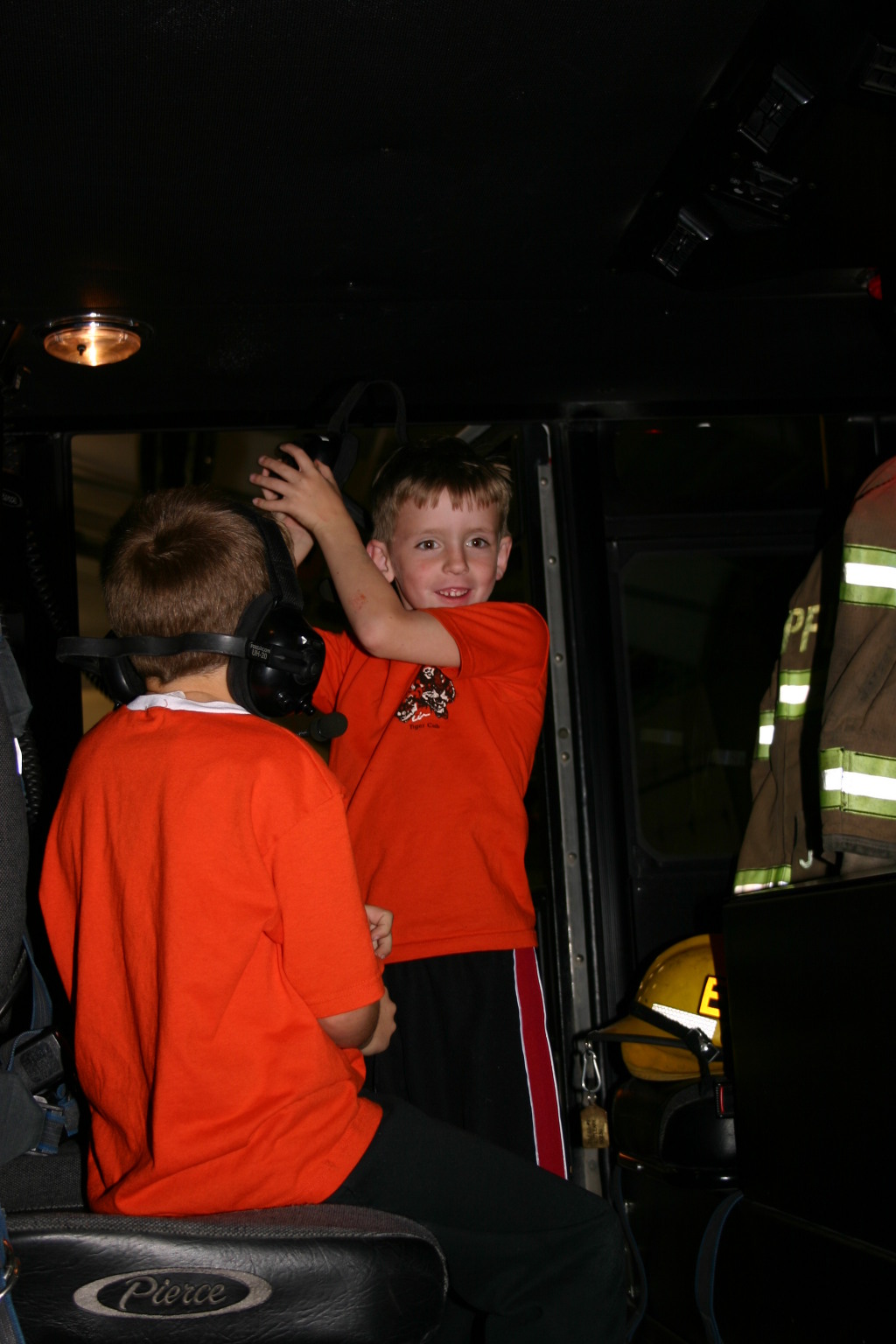 2006/11(November)/Tigercubs-firehouse/1024x768_2006-11-21-TigerScouts-firehouse-10.JPG