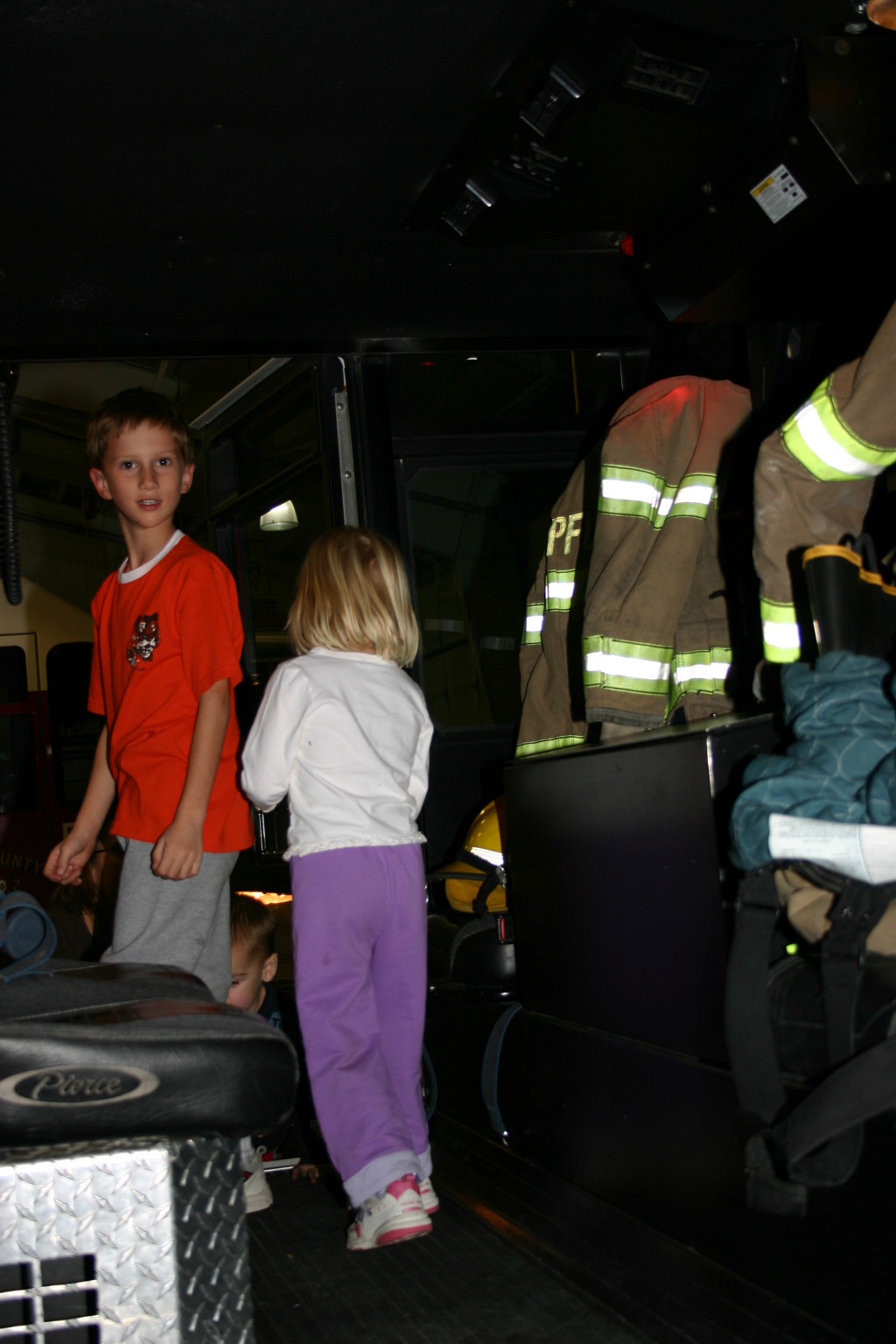 2006/11(November)/Tigercubs-firehouse/1024x768_2006-11-21-TigerScouts-firehouse-14-Chance.JPG