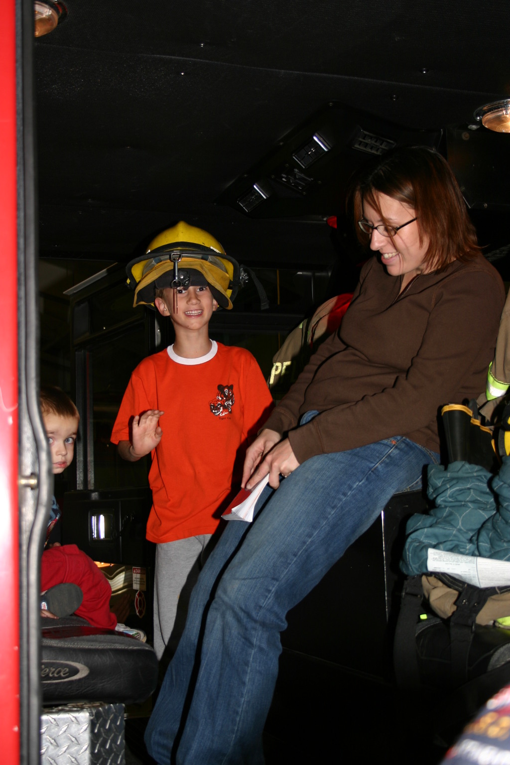 2006/11(November)/Tigercubs-firehouse/1024x768_2006-11-21-TigerScouts-firehouse-15-Chance.JPG