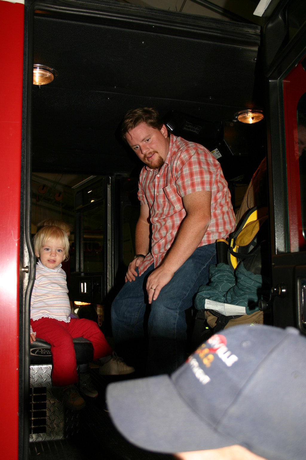 2006/11(November)/Tigercubs-firehouse/1024x768_2006-11-21-TigerScouts-firehouse-16-Chris.JPG