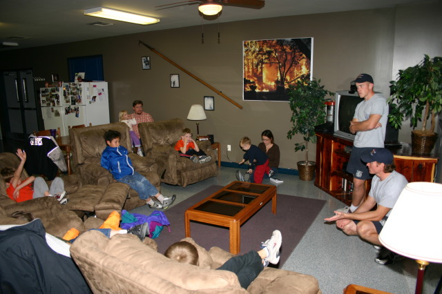 2006/11(November)/Tigercubs-firehouse/640x480_2006-11-21-TigerScouts-firehouse-02.JPG