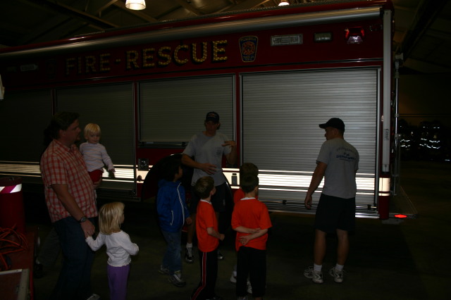 2006/11(November)/Tigercubs-firehouse/640x480_2006-11-21-TigerScouts-firehouse-07.JPG