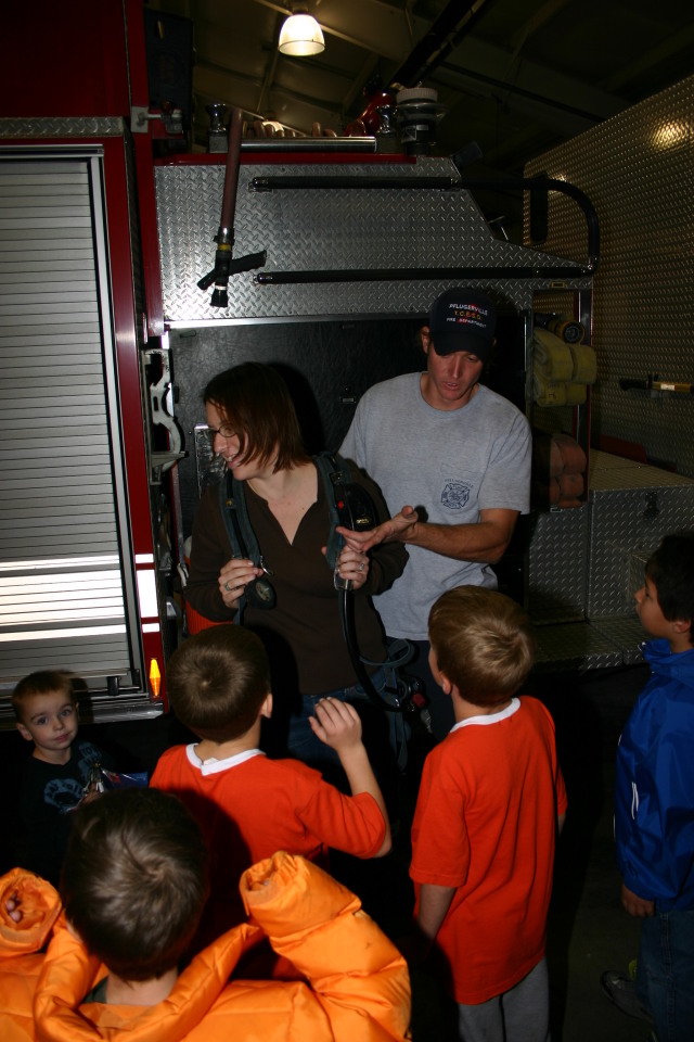 2006-11-21-TigerScouts-firehouse-23.JPG