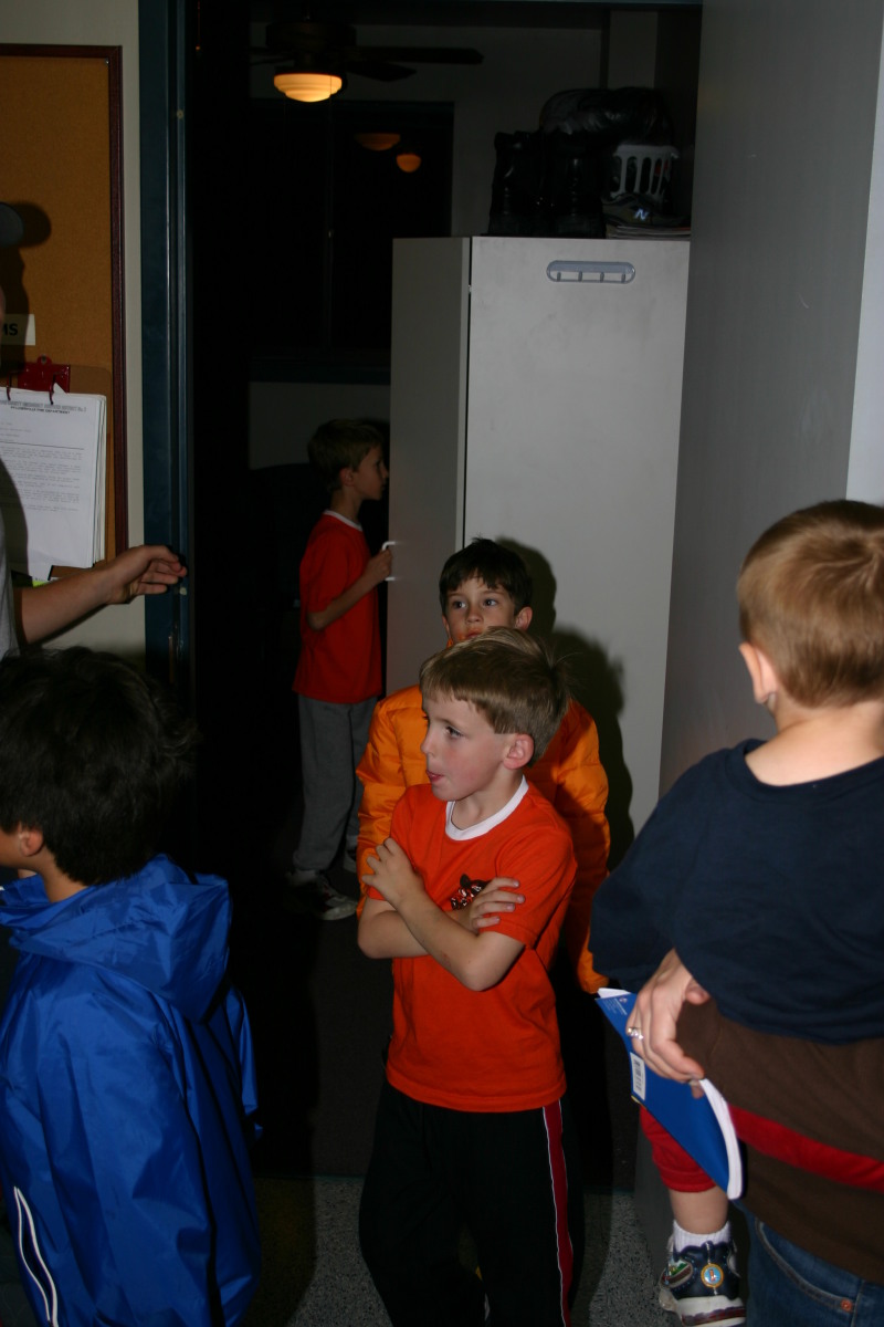 2006/11(November)/Tigercubs-firehouse/800x600_2006-11-21-TigerScouts-firehouse-03-Dax.JPG