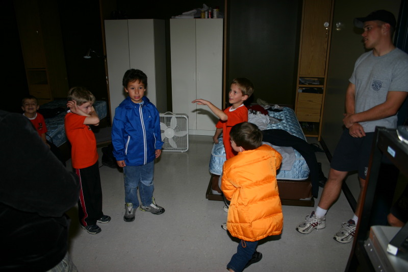 2006/11(November)/Tigercubs-firehouse/800x600_2006-11-21-TigerScouts-firehouse-04-Chance-Dax-DJ.JPG