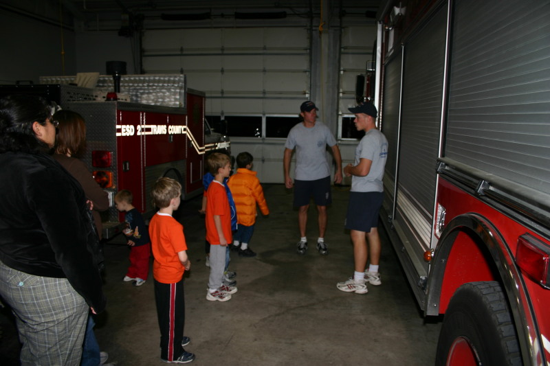 2006/11(November)/Tigercubs-firehouse/800x600_2006-11-21-TigerScouts-firehouse-06-Chance-Dax.JPG