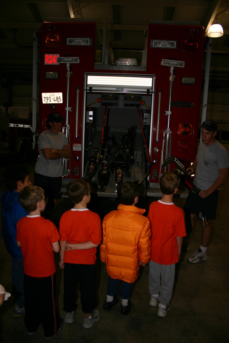 2006/11(November)/Tigercubs-firehouse/800x600_2006-11-21-TigerScouts-firehouse-08-Dax-Chance.JPG