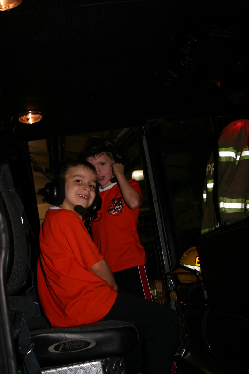 2006/11(November)/Tigercubs-firehouse/800x600_2006-11-21-TigerScouts-firehouse-11.JPG