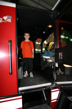 2006-11-21-TigerScouts-firehouse-09.JPG