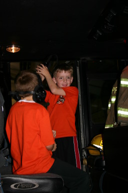 2006-11-21-TigerScouts-firehouse-10.JPG