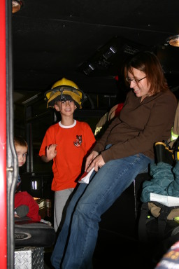 2006-11-21-TigerScouts-firehouse-15-Chance.JPG