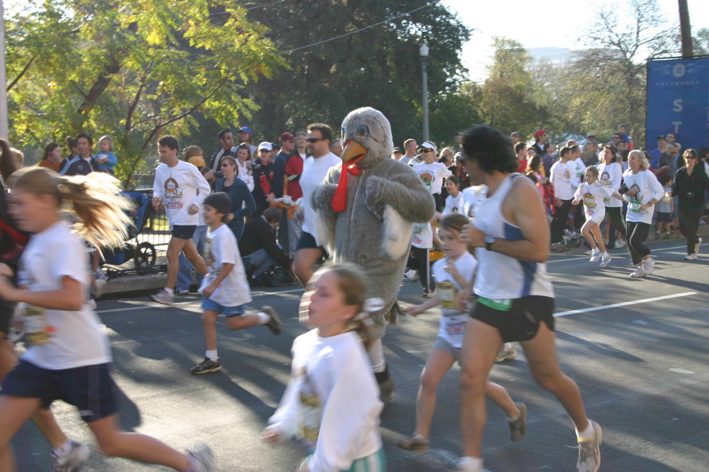 2006/11(November)/TurkeyTrot/1024x768_2006-11-23-TurkeyTrot-11-mascot.JPG