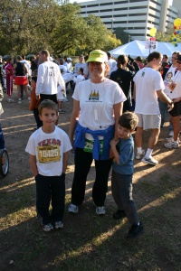 2006/11(November)/TurkeyTrot/2006-11-23-TurkeyTrot-01-Chance-Suzi-Dax.JPG