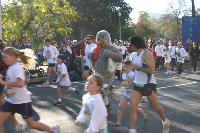 2006-11-23-TurkeyTrot-11-mascot.JPG